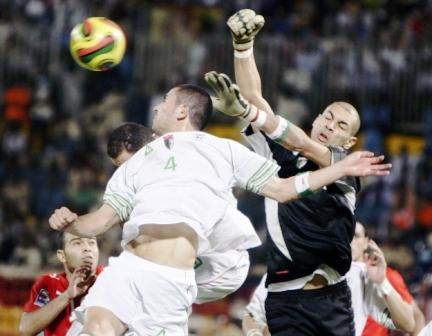 لقطة من مباراة منتخبا الجزائر ومصر أمس